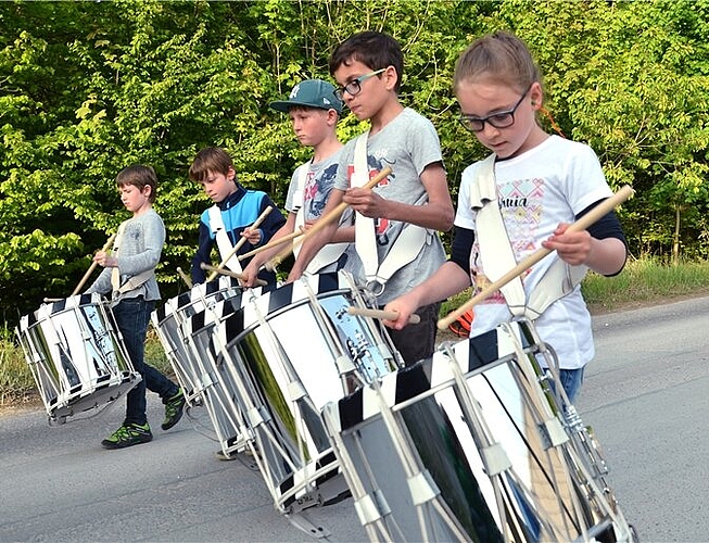 Trommeln im Schritt: Die jüngsten Teilnehmer üben das Laufen mit einer Trommel. Foto: PWi Trommeln im Schritt: Die jüngsten Teilnehmer üben das Laufen mit einer Trommel. Foto: PWi
