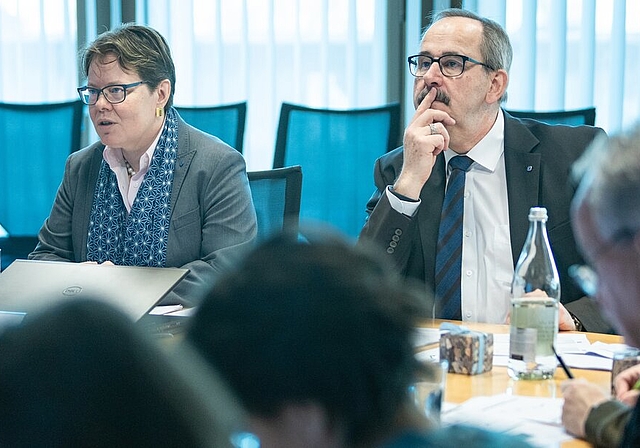 <em>Präsentierten solide Zahlen und interessante Ausblicke:</em> CEO Marianne Wildi und Verwaltungsratspräsident Gerhard Hanhart an der «Hypi»-Bilanzpressekonferenz. Foto: Chris Iseli
