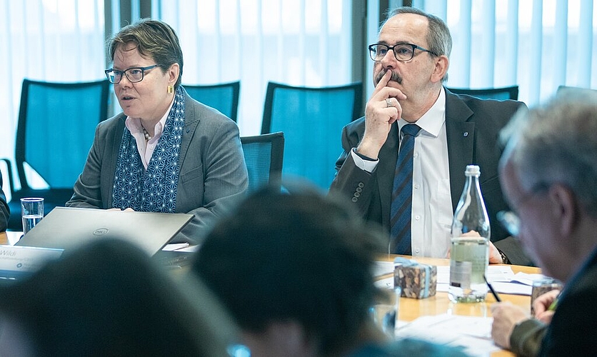 <em>Präsentierten solide Zahlen und interessante Ausblicke:</em> CEO Marianne Wildi und Verwaltungsratspräsident Gerhard Hanhart an der «Hypi»-Bilanzpressekonferenz. Foto: Chris Iseli
