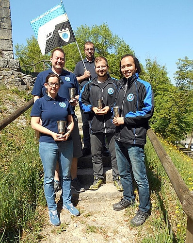 <em>Lenzburger Bechergewinner von 2018:</em> Denise Glarner, Philipp Haller, Vizepräsident Thomas Frey mit Standarte, Claudius Jörg und Alexandre Mai. Foto: zvg
