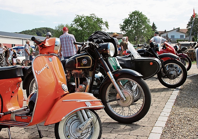 Verschiedene Zweiräder am Oldtimertreffen.Foto: Verena Schmidtke