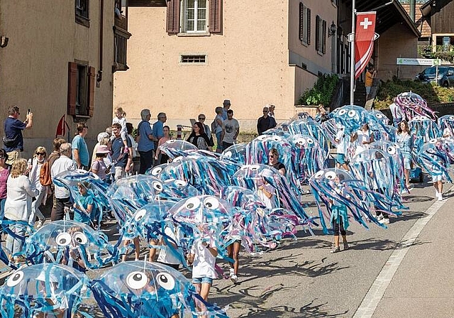 Wie Quallen unter Wasser: Die durchsichtigen, mit farbigen Streifen dekorierten Schirme sorgten für viel Applaus bei den Zuschauern. Foto: Peter Winkelmann
