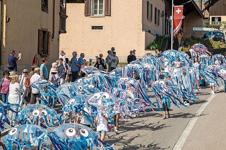 Wie Quallen unter Wasser: Die durchsichtigen, mit farbigen Streifen dekorierten Schirme sorgten für viel Applaus bei den Zuschauern. Foto: Peter Winkelmann
