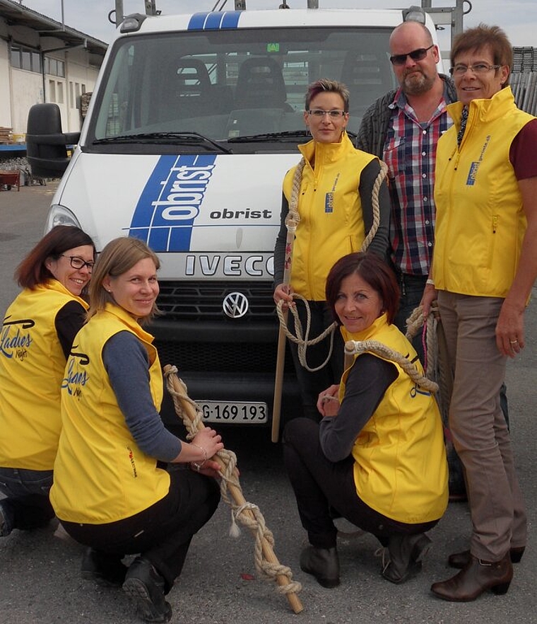 Bei der Gilet-Übergabe: Klöpfinstruktorinnen der Ladies Night (von li und unten) Chantal Scheuble, Eveline Beeli, Jacqueline Lehn, Katrin Bolliger, Margrit Gloor mit Markus Obrist von der Firma Obrist Gerüste GmbH. Foto: zvg