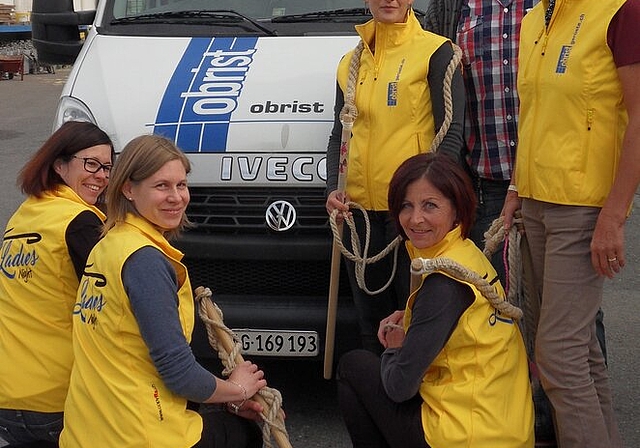 Bei der Gilet-Übergabe: Klöpfinstruktorinnen der Ladies Night (von li und unten) Chantal Scheuble, Eveline Beeli, Jacqueline Lehn, Katrin Bolliger, Margrit Gloor mit Markus Obrist von der Firma Obrist Gerüste GmbH. Foto: zvg