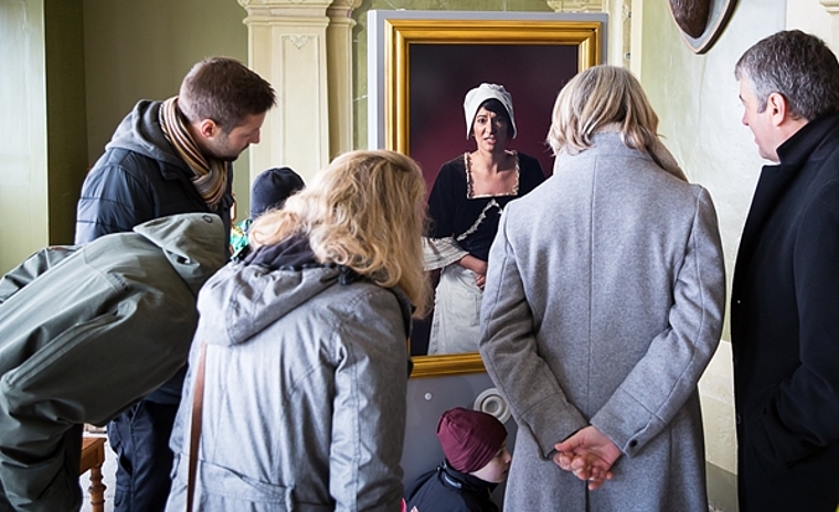 Porträts, die sprechen: Ab der kommenden Saison trifft man im ganzen Schloss Wildegg auf ehemalige Bewohnerinnen und Bewohner, die von vergangenen Zeiten berichten. Foto: zvg