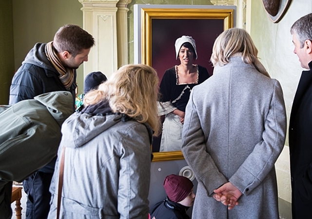 Porträts, die sprechen: Ab der kommenden Saison trifft man im ganzen Schloss Wildegg auf ehemalige Bewohnerinnen und Bewohner, die von vergangenen Zeiten berichten. Foto: zvg