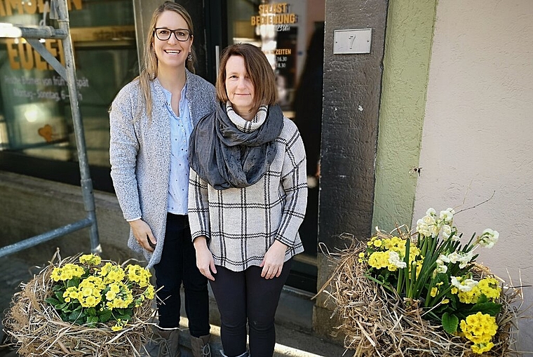 <em>Wenige Meter verschoben:</em> Valerie Dietiker und Silvia Schneider von «Blumen Impression» vor ihrem neuen Geschäftssitz an der Rathausgasse 7 in der Lenzburger Altstadt. Foto: Fritz Thut