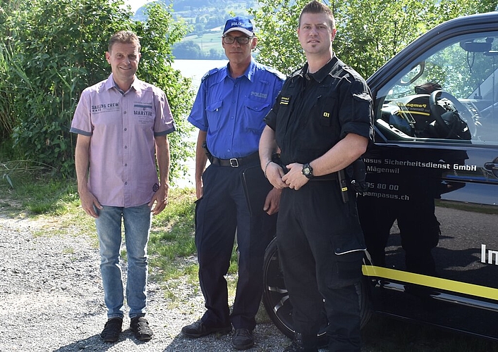 <em>Hoffen auf einen reibungslosen Sommer:</em> Ueli Haller, Gemeindepräsident von Meisterschwanden, Markus Basler, Regionalpolizei Lenzburg, und Marco Savoldi, Geschäftsführer Pampasus Sicherheitsdienst GmbH. Foto: Larissa Hunziker