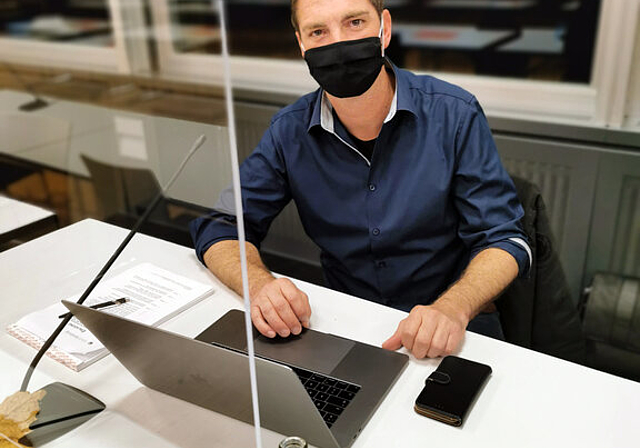 Maskiert hinter Plexiglas: Einwohnerratspräsident Sven Ammann. Foto: Fritz Thut