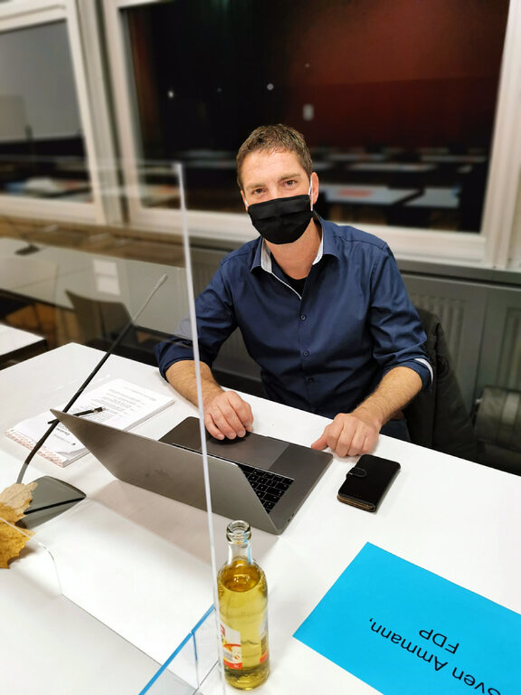 Maskiert hinter Plexiglas: Einwohnerratspräsident Sven Ammann. Foto: Fritz Thut