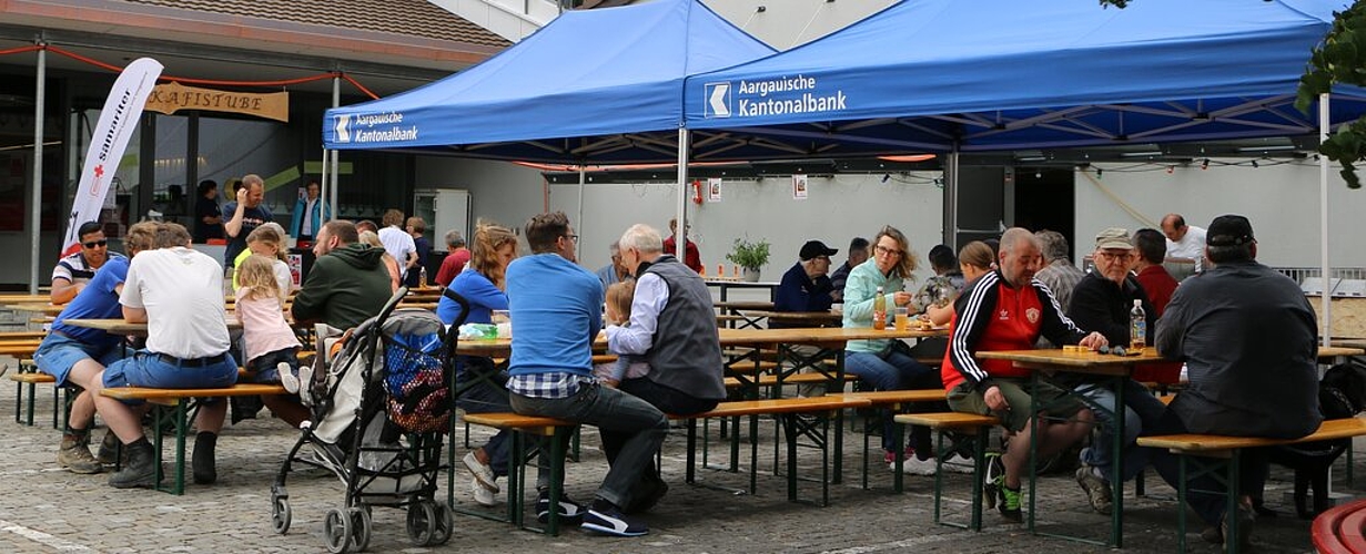 Gemütliches Beisammensein zum Beispiel bei einer Wurst vom Grill.
