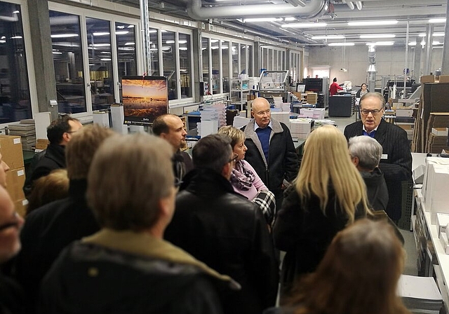 Betriebsführung vor geschäftlichem Teil: Gewerbevereinsmitglieder besichtigten vor der GV die Firma Kromer Print AG. Foto: Fritz Thut
