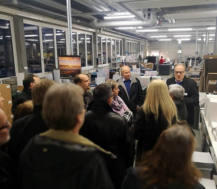 Betriebsführung vor geschäftlichem Teil: Gewerbevereinsmitglieder besichtigten vor der GV die Firma Kromer Print AG. Foto: Fritz Thut