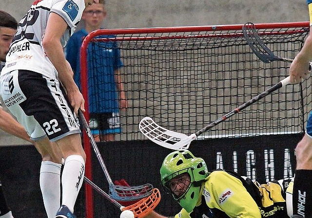 Im Brennpunkt: Aargau-United-Goalie Alex Salzmann gegen Grünenmatt. Foto: rubu