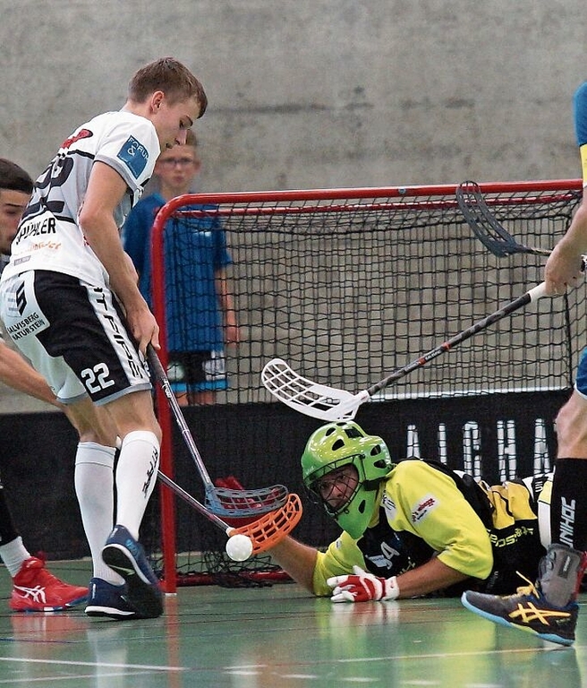 Im Brennpunkt: Aargau-United-Goalie Alex Salzmann gegen Grünenmatt. Foto: rubu