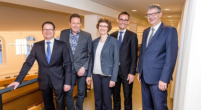 Die neuen Grossräte der Region kurz nach der Inpflichtnahme: Rolf Jäggi (SVP, Egliswil), Christian Merz (SVP, Beinwil am See), Sabine Sutter-Suter (CVP, Lenzburg), Gérald Strub (FDP, Boniswil), Daniel Mosimann (SP, Lenzburg). Foto: Sandra Ardizzon