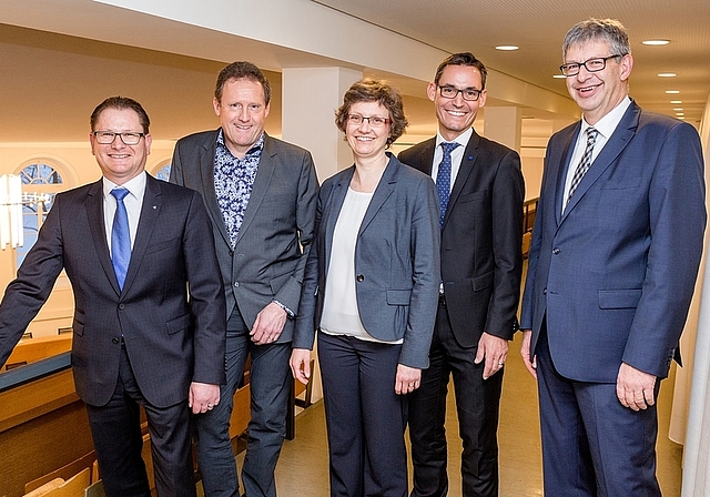 Die neuen Grossräte der Region kurz nach der Inpflichtnahme: Rolf Jäggi (SVP, Egliswil), Christian Merz (SVP, Beinwil am See), Sabine Sutter-Suter (CVP, Lenzburg), Gérald Strub (FDP, Boniswil), Daniel Mosimann (SP, Lenzburg). Foto: Sandra Ardizzon