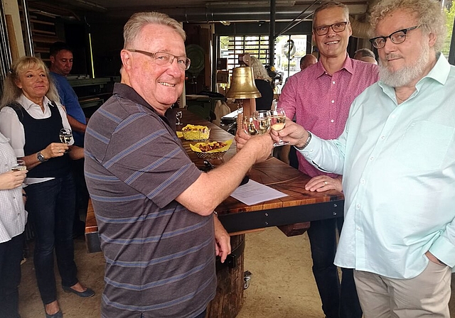 Anstossen auf die Wellbaumbar: Jörg Leimgruber, Präsident des Vereins Hammerschmiede Seengen, Möbelschreiner Christoph Savoy aus Seon und Initiant Theo Wildhaber. Foto: Fritz Thut