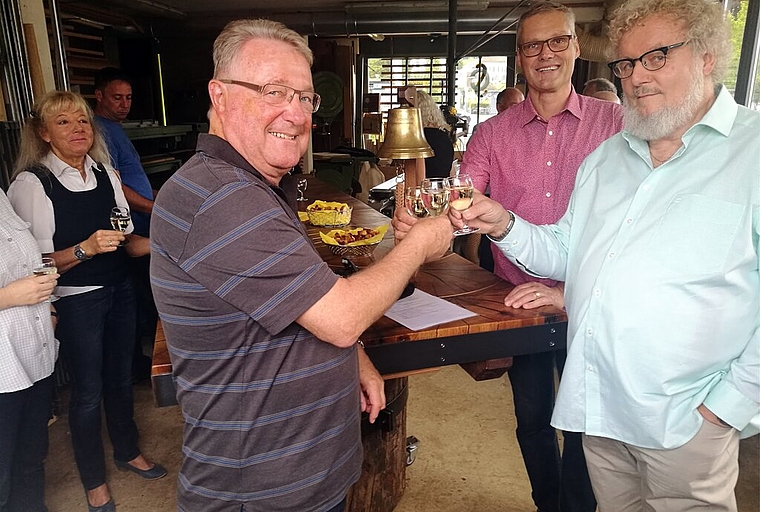 Anstossen auf die Wellbaumbar: Jörg Leimgruber, Präsident des Vereins Hammerschmiede Seengen, Möbelschreiner Christoph Savoy aus Seon und Initiant Theo Wildhaber. Foto: Fritz Thut