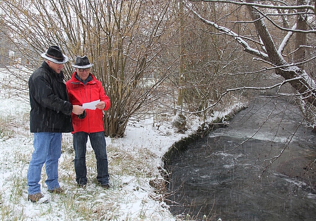 Hanspeter Lüem und Martin Stücheli (r.): Sind von der Entfernung des Uferverbaus (Bildmitte) überzeugt. Foto: AG