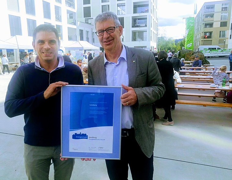 <em>Freude über das neue Quartier «Im Lenz»:</em> Arealentwickler Benoît Demierre und Stadtammann Daniel Mosimann mit dem erneuerten «Energiestadt»-Zertifikat. Foto: Fritz Thut