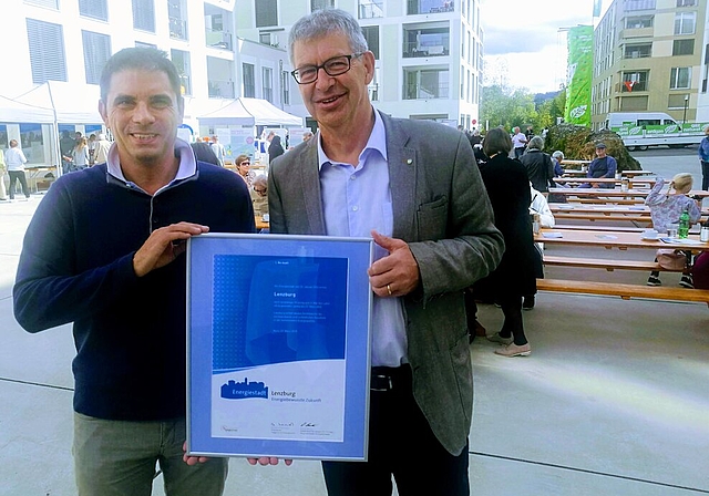 <em>Freude über das neue Quartier «Im Lenz»:</em> Arealentwickler Benoît Demierre und Stadtammann Daniel Mosimann mit dem erneuerten «Energiestadt»-Zertifikat. Foto: Fritz Thut