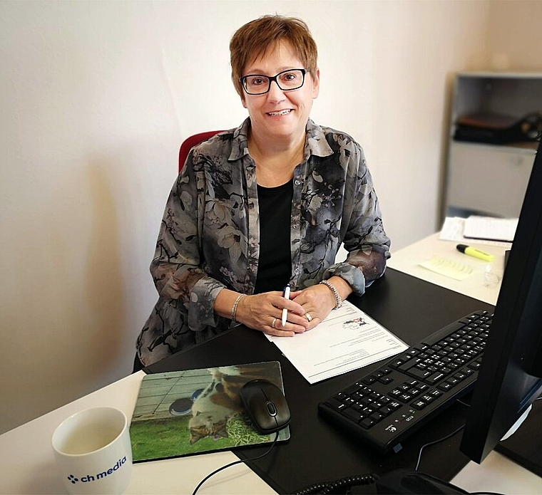 <em>An ihrem künftigen Arbeitsplatz:</em> Carolin Frei ist ab März neue Redaktorin. Foto: Fritz Thut