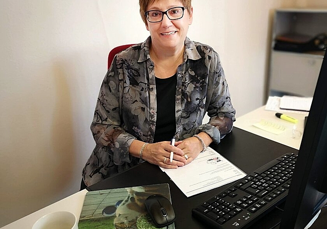 <em>An ihrem künftigen Arbeitsplatz:</em> Carolin Frei ist ab März neue Redaktorin. Foto: Fritz Thut