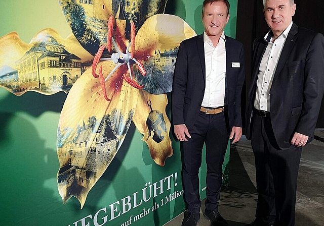 <em>«Gärten sind atemberaubend»:</em> Museum-Aargau-Direktor Marco Castellaneta und Regierungsrat Alex Hürzeler vor dem «Aufgeblüht!»-Plakat an der Präsentation des Jahresprogramms im SBB-Historic-Gebäude in Windisch. Foto: Fritz Thut