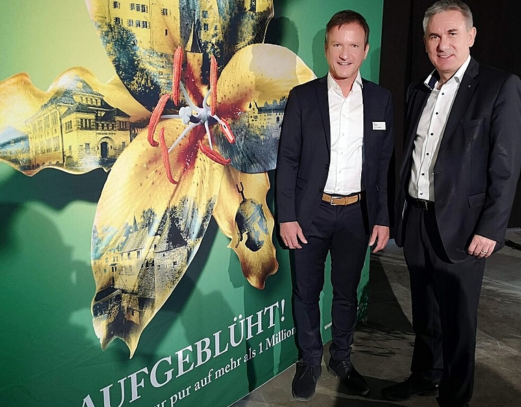 <em>«Gärten sind atemberaubend»:</em> Museum-Aargau-Direktor Marco Castellaneta und Regierungsrat Alex Hürzeler vor dem «Aufgeblüht!»-Plakat an der Präsentation des Jahresprogramms im SBB-Historic-Gebäude in Windisch. Foto: Fritz Thut