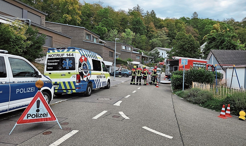 Vertreter der beteiligten Organisationen koordinieren das Vorgehen während einer Lagebesprechung.Foto: zvg