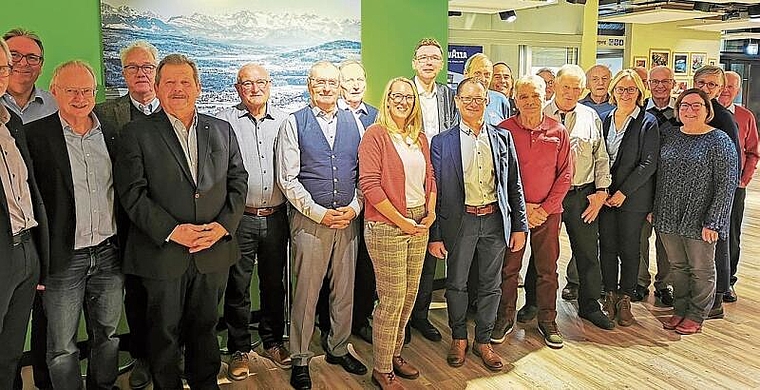 Gruppenbild mit Regierungsrat: Die Alt-Gemeindeammänner des Bezirks Lenzburg in der Coop-Verteilzentrale mit Innenminister Dieter Egli. Foto: Fritz Thut