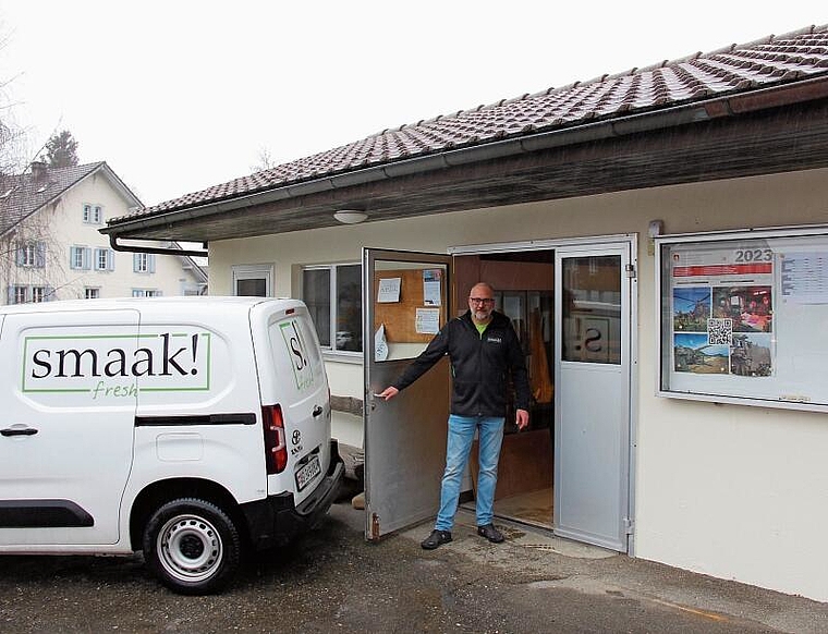 Hat noch alle Hände voll zu tun: Marc Taeschler, der Geschäftsführer des «smaak! fresh» vor dem Bettwiler Chäshüsli. Foto: Alfred Gassmann