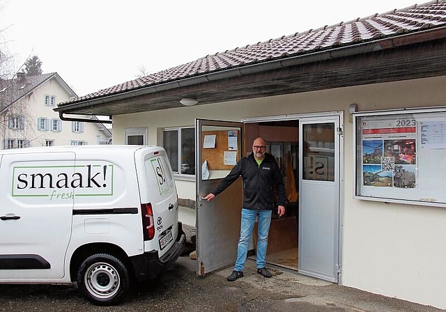 Hat noch alle Hände voll zu tun: Marc Taeschler, der Geschäftsführer des «smaak! fresh» vor dem Bettwiler Chäshüsli. Foto: Alfred Gassmann