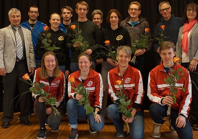 <em>Ehre, wem Ehre gebührt:</em> Ein Teil der ausgezeichneten Sportlerinnen und Sportler mit Gemeindeammann Hans Peter Dössegger (links stehend) und Vizeammann Andrea Hollinger (rechts stehend). Foto: Ruedi Burkart