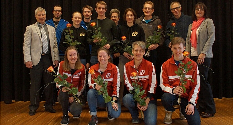 <em>Ehre, wem Ehre gebührt:</em> Ein Teil der ausgezeichneten Sportlerinnen und Sportler mit Gemeindeammann Hans Peter Dössegger (links stehend) und Vizeammann Andrea Hollinger (rechts stehend). Foto: Ruedi Burkart