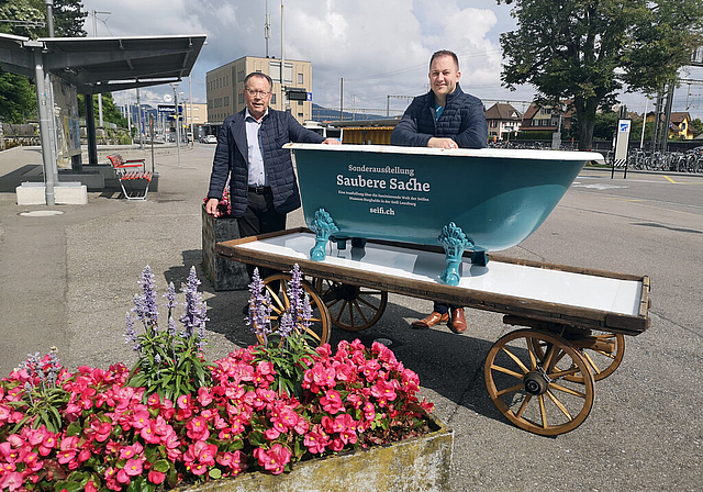 Badewanne auf dem Bahnhofplatz: Stiftungsratspräsident Urs F. Meier und Kurator Marc Philip Seidel mit dem Werbeobjekt. Foto: Fritz Thut