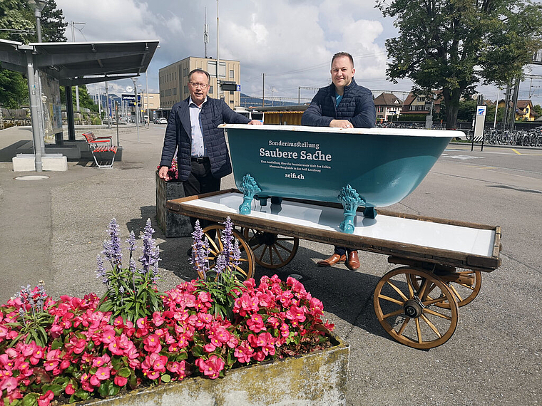 Badewanne auf dem Bahnhofplatz: Stiftungsratspräsident Urs F. Meier und Kurator Marc Philip Seidel mit dem Werbeobjekt. Foto: Fritz Thut