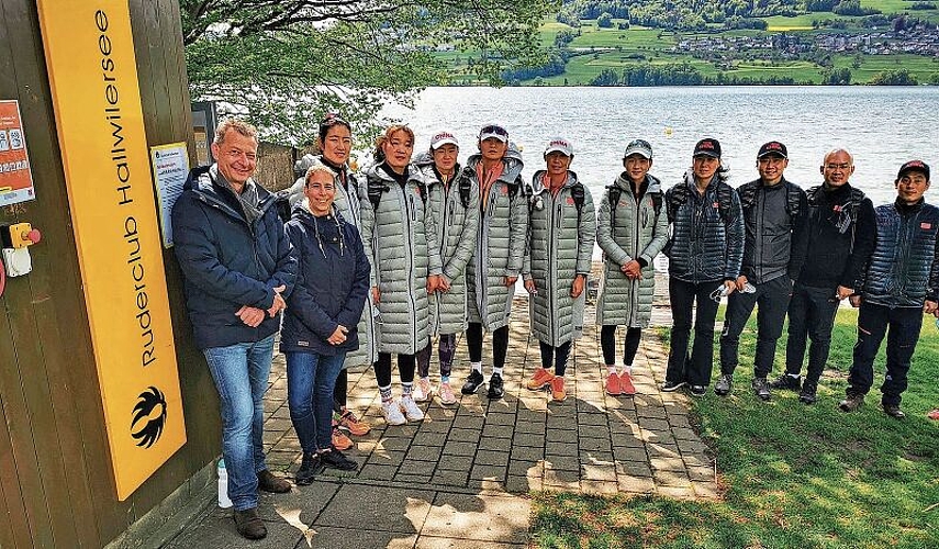 Chinesische Gäste betreut: Felix Achermann und Nicole Lanz vom Ruderclub Hallwilersee mit einem Teil der Delegation. Foto: Fritz Thut
