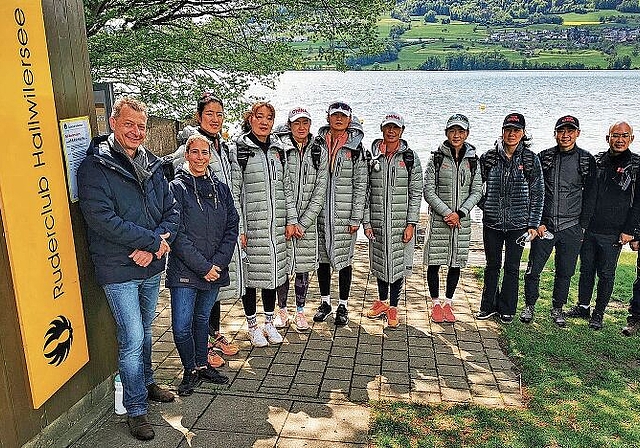 Chinesische Gäste betreut: Felix Achermann und Nicole Lanz vom Ruderclub Hallwilersee mit einem Teil der Delegation. Foto: Fritz Thut
