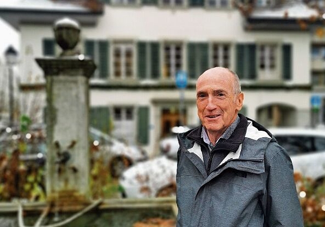 «Kein Grund zu Berührungsangst»: Jakob Salm, Präsident der Stiftung Dr. Hans Dietschi, vor der Fassade des Försterhauses. Foto: Fritz Thut
