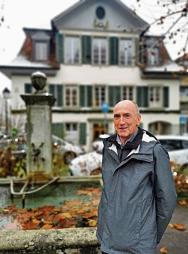 «Kein Grund zu Berührungsangst»: Jakob Salm, Präsident der Stiftung Dr. Hans Dietschi, vor der Fassade des Försterhauses. Foto: Fritz Thut
