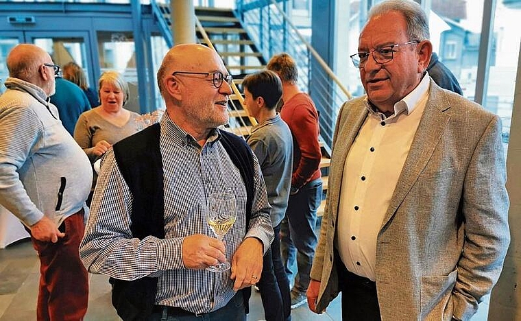 Im Gespräch mit den Einwohnern: Peter Lenzin (rechts), Gemeindeammann von Beinwil am See, am Neujahrsapéro im «Löwen»-Foyer. Foto: Fritz Thut