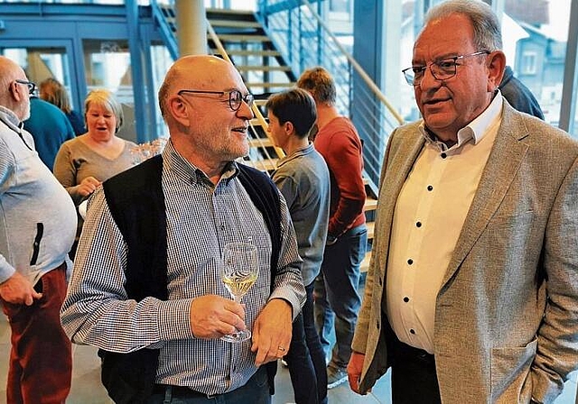 Im Gespräch mit den Einwohnern: Peter Lenzin (rechts), Gemeindeammann von Beinwil am See, am Neujahrsapéro im «Löwen»-Foyer. Foto: Fritz Thut