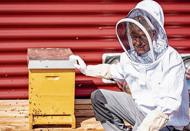 Voller Einsatz für die Bienen: Martin Zentner neben einem Bienenstock. Foto: Andrea Wälti
