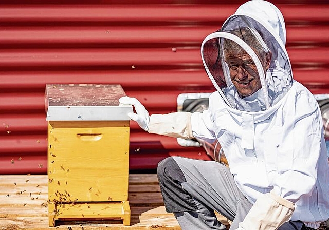 Voller Einsatz für die Bienen: Martin Zentner neben einem Bienenstock. Foto: Andrea Wälti
