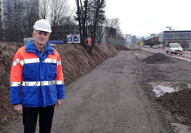Zweite Etappe kommt auf den Damm: Projektleiter David Probst vor der Baustelle der Lärmschutzwand Fünflinden in Lenzburg. Foto: Fritz Thut