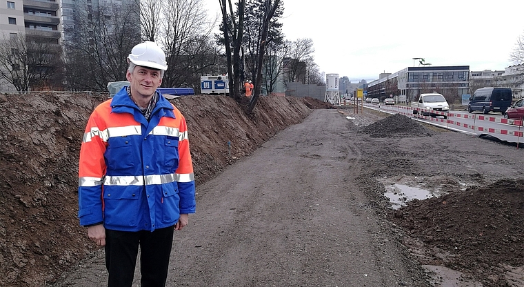 Zweite Etappe kommt auf den Damm: Projektleiter David Probst vor der Baustelle der Lärmschutzwand Fünflinden in Lenzburg. Foto: Fritz Thut