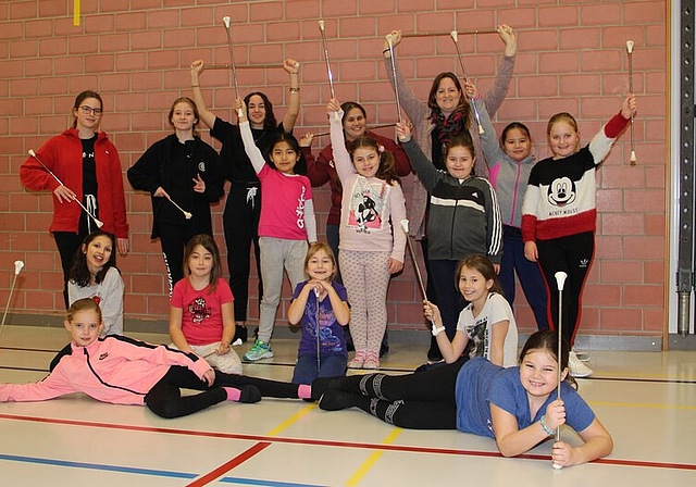 <em>Nach der Pause fürs Fotoshooting feilen sie wieder an der neuen Choreografie</em>: Die Majoretten aus Möriken-Wildegg. Foto: Carolin Frei